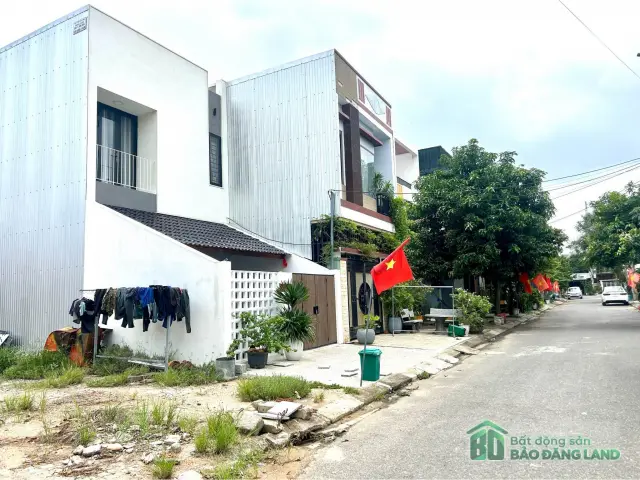 Dãy nhà phố hiện đại mái tôn trắng nối tiếp trên con đường nhựa yên tĩnh