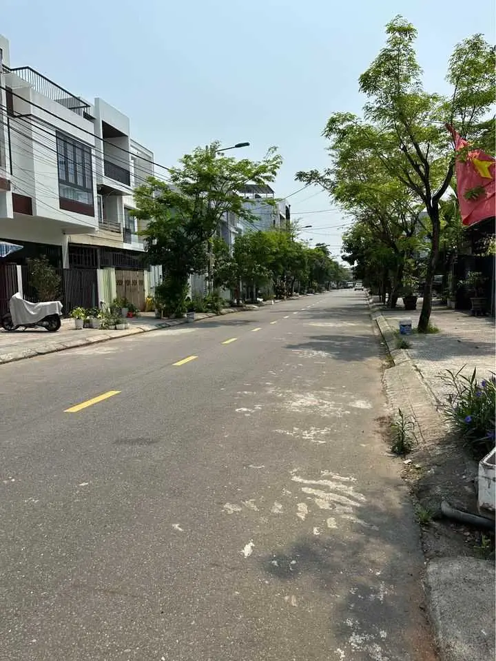 Mặt đường thông thoáng tại đường Trần Kim Xuyến khu Hòa Xuân